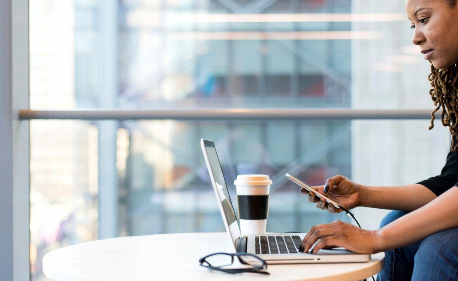 Espace de travail professionnel pour discussions stratégiques avec entrepreneurs