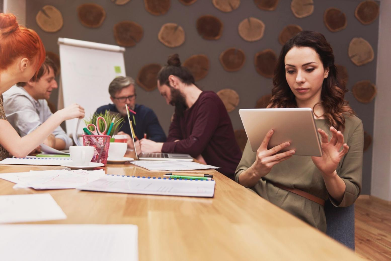 Bureau moderne avec analyse financière